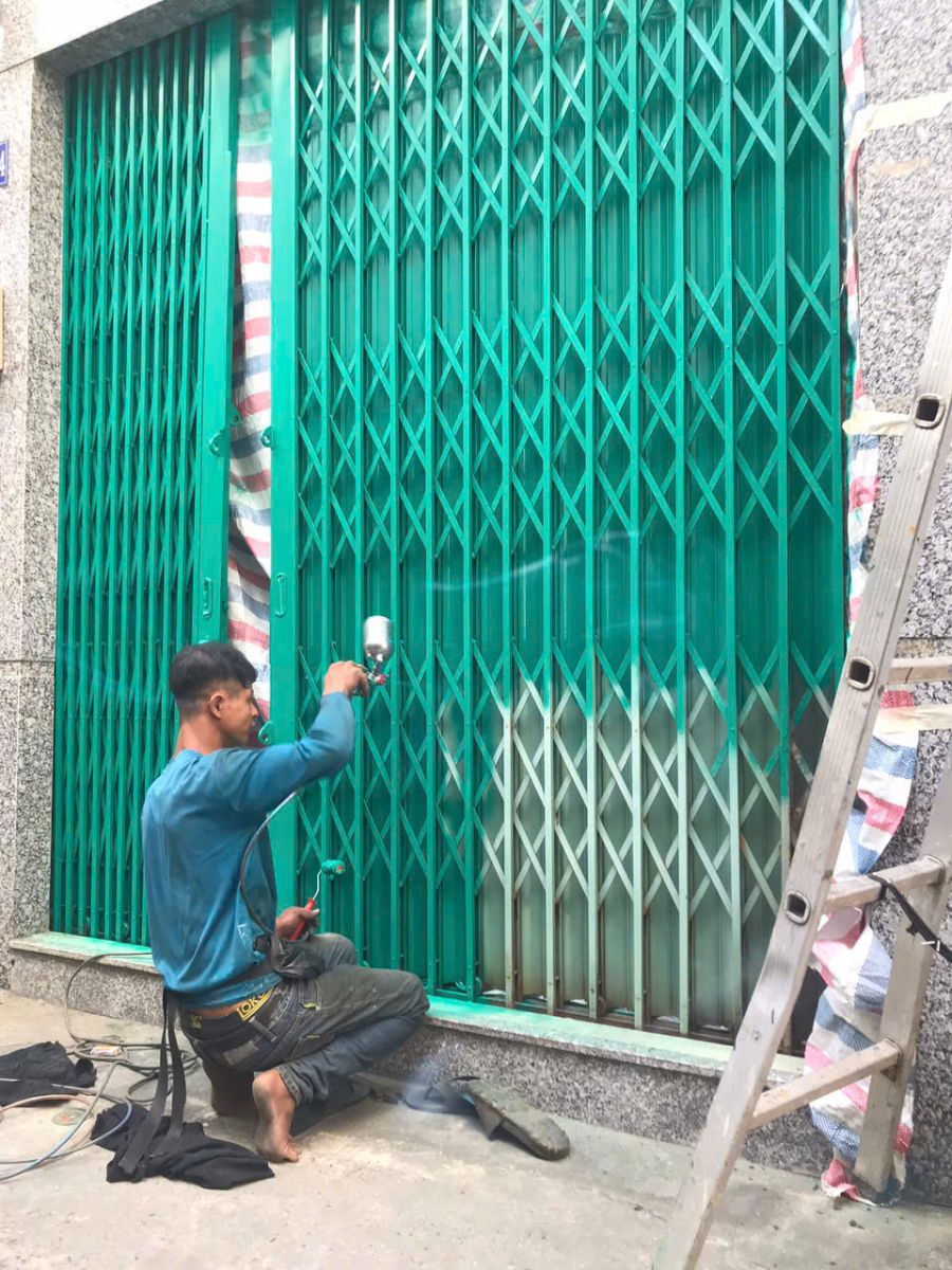 Dịch vụ sơn cửa kéo tại nhà TP HCM chuyên nghiệp