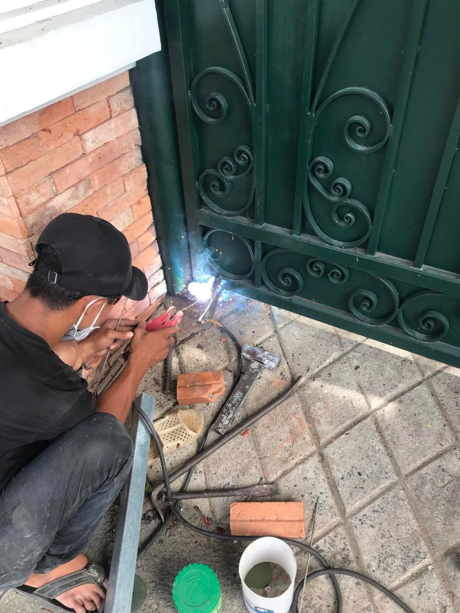 Thợ sửa cửa sắt chuyên nghiệp
