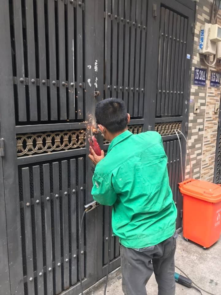 sửa cửa sắt